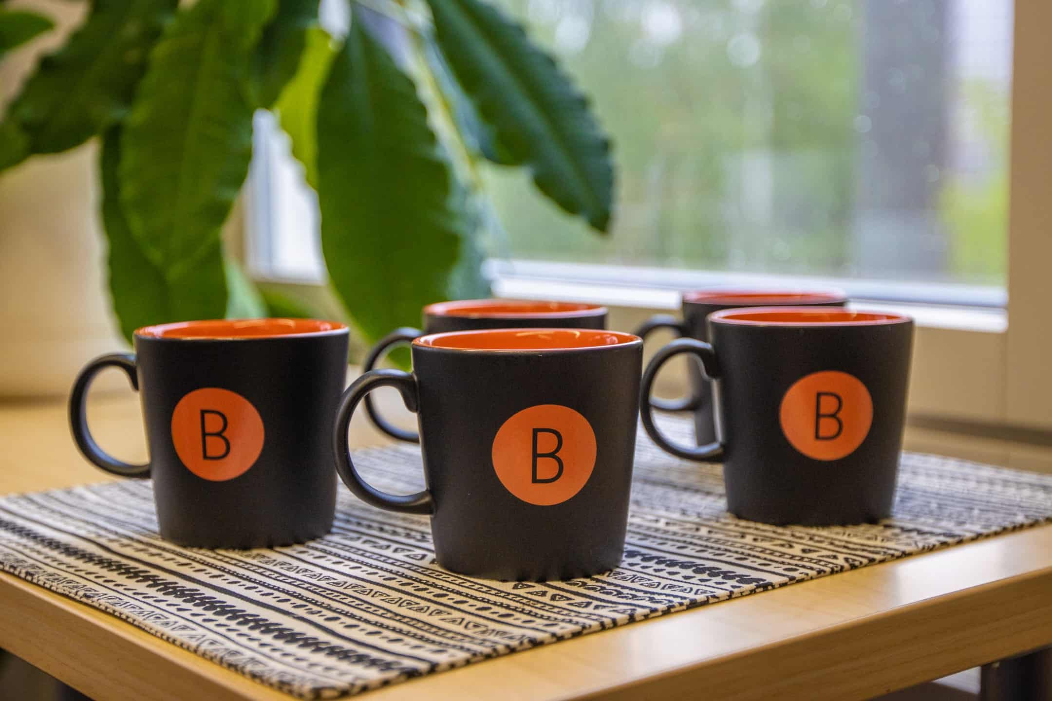 Yrityksen kuvapankkikuva. Tuotekuva kupeista